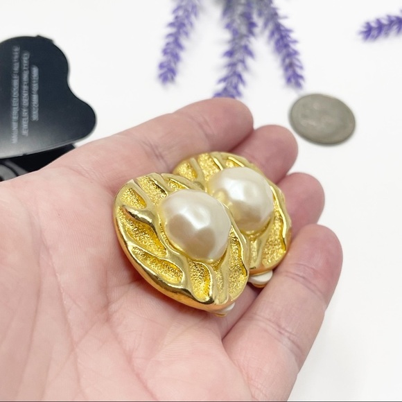 Vintage 80s Ripple Brushed Gold Faux Pearl Cabochon Disc Clip On Earrings - Picture 4 of 5